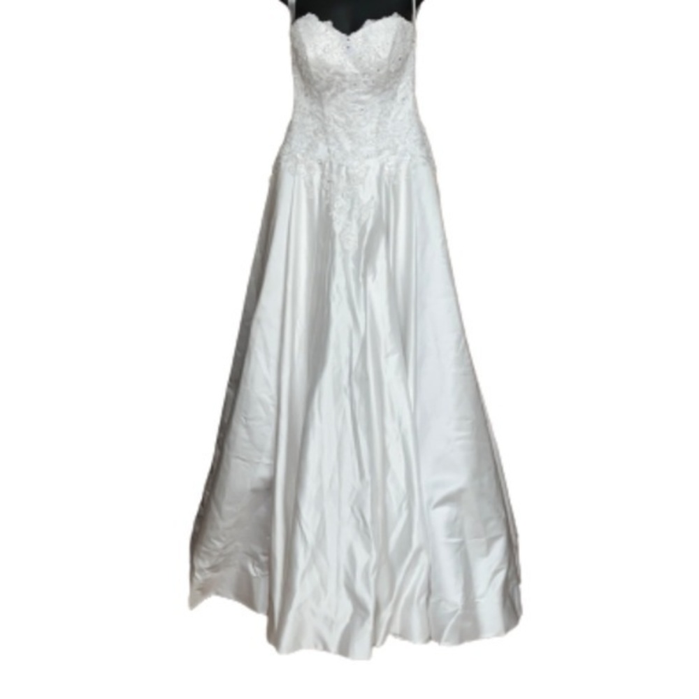 White sweetheart neckline beaded bodice strapless wedding dress